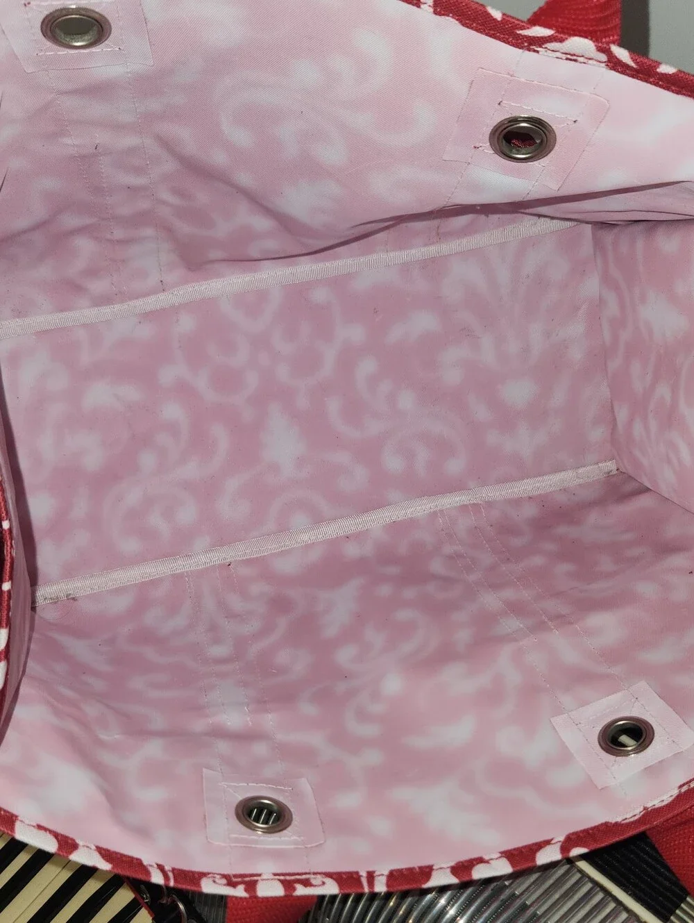 LIKE NEW THIRTY-ONE RED & WHITE FILIGREE TOTE BAG W/EXTERIOR SLIP POCKETS